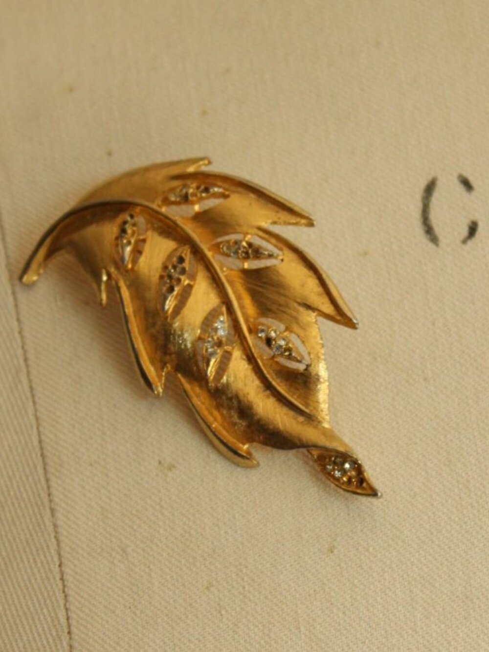 Vintage 1950s 1960s Brooch, Gold Tone Leaf with Rhinestone Clusters Pin,  Cockta